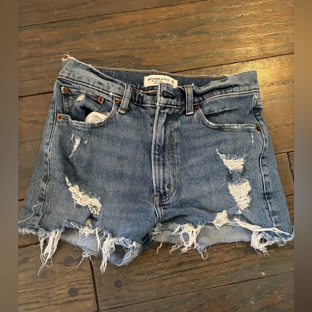 Abercrombie & Fitch The Mom Short High Rise Size 2 or Size 26  casual summer